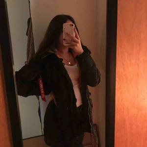  - Säljer min vinterjacka från Alpha Industries dam i svart färg och storlek S i den. Har använt den knappt så jackan är i väldigt bra skick! Den även orange inuti 