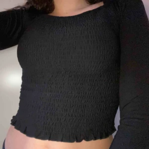  - Supersnygg svart tröja från Gina Tricot. Knappt använd. Säljs pga att den inte kommer till användning. Frakt tillkommer <3