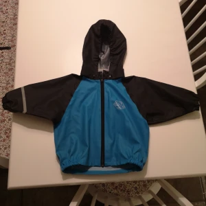  - Regnjacka för barn i strl 80, ej fodrad. Bra skick!