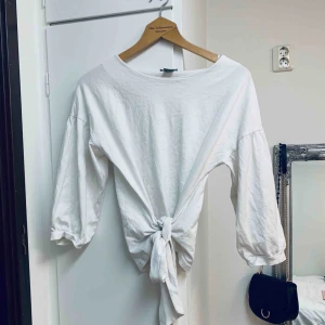  - Jätte fin tröja med knyte i midjan🤩