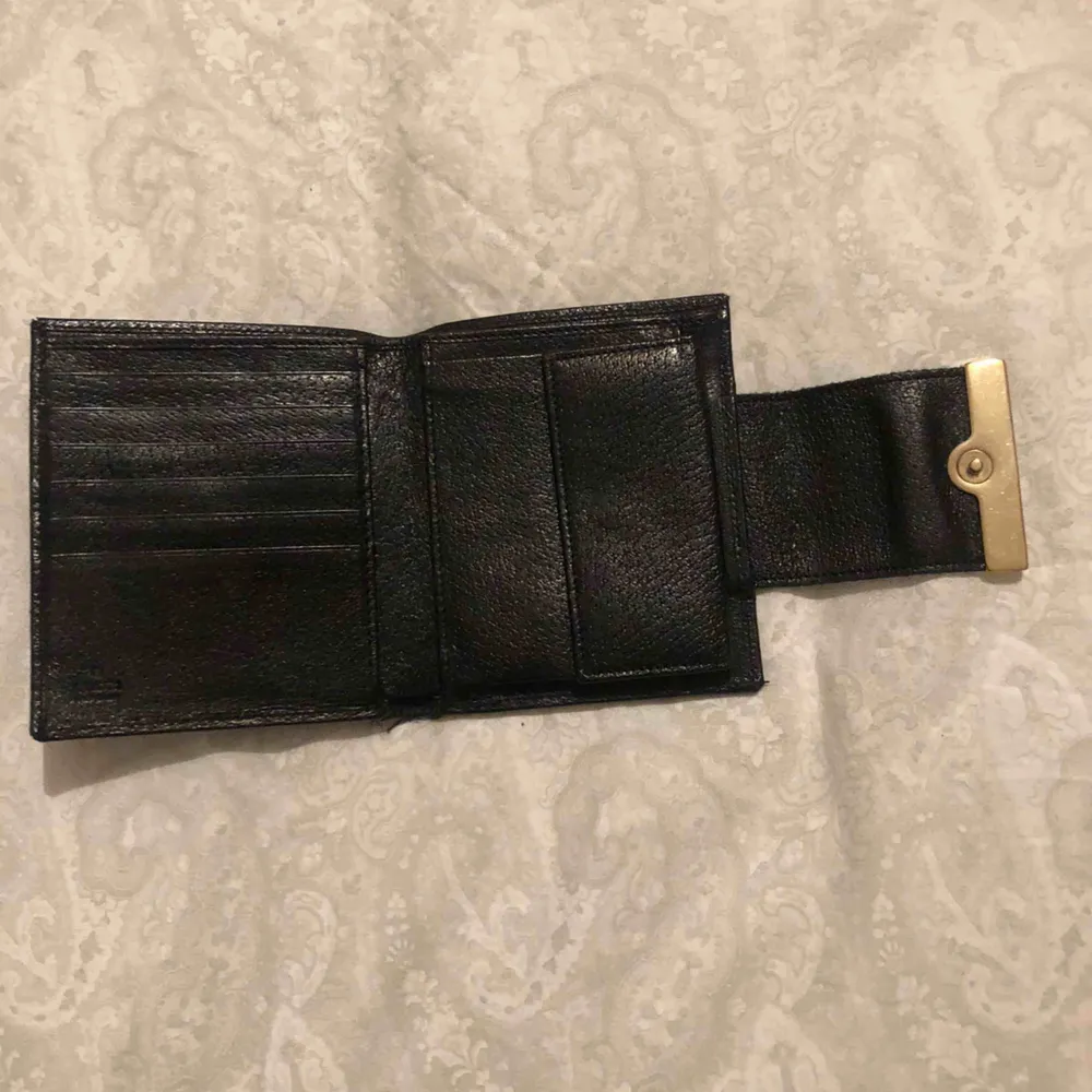 Gucci vintage plånbok. Har en liten fläck men går säkert bort om man försöker. . Accessoarer.