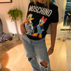 - T-shirt som inte längre finns. H&Ms kollektion släpp med Moschino💖 vid flera köpare, bud