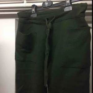 Gröna byxor - Så fina, korta mjukisbyxor! Sparsamt använda, men lite nopprigt på fickorna, syns på bilden, annars helt perfekta. Jätteskönt, tjockt material. Skriv för bilder på eller frågor :) 