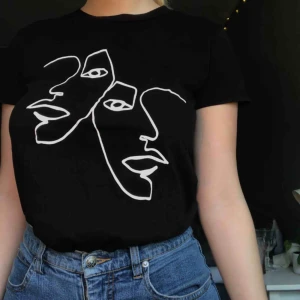  - Så så fin T-shirt som tyvärr inte används så ofta som den borde!! I jättefint skick och SÅ skön💖💖💖köpare står för frakt!!