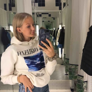 Hoodie från pull&bear - Säljer denna superfina hoodie från pull and bear då den är lite för liten för mig💖Använd max 2-3 gånger