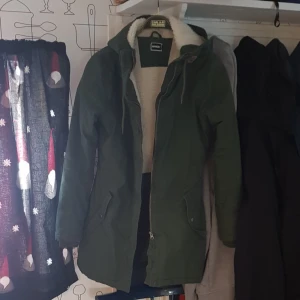  - Kappa med fast huva i fint skick sparsamt använd. Mest hängt i garderoben. 