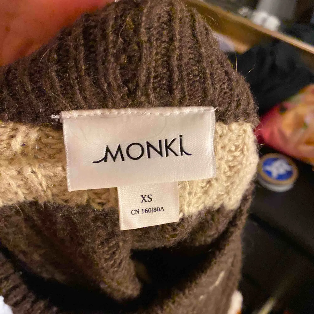 Nästan oanvänd tröja ifrån monki! Original pris 400kr säljer den nu för 200! Fint skick❤️. Stickat.
