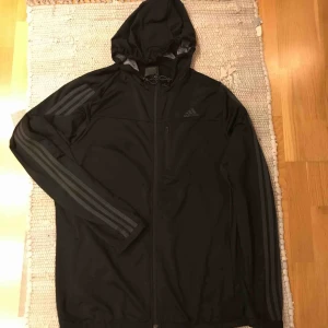  - Riktigt vass svart/grå adidas climacool träningsjacka/tröja. Bröstficka för mobil etc, svart med gråa detaljer (streck och märke).     Marinblå långärmad tröja från Gant klassiker.  