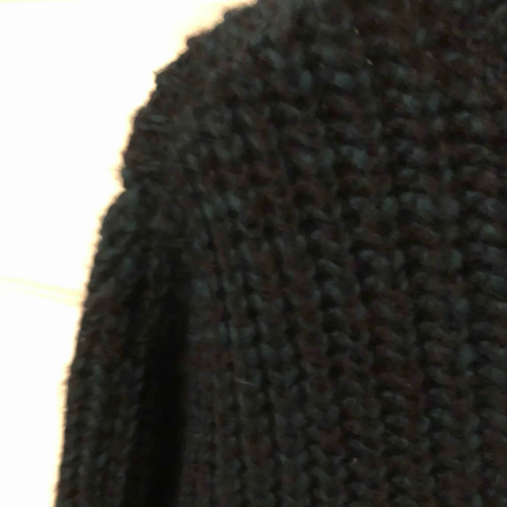 Mörkgrön stickad tröja från ASOS. Kortare modell. . Tröjor & Koftor.