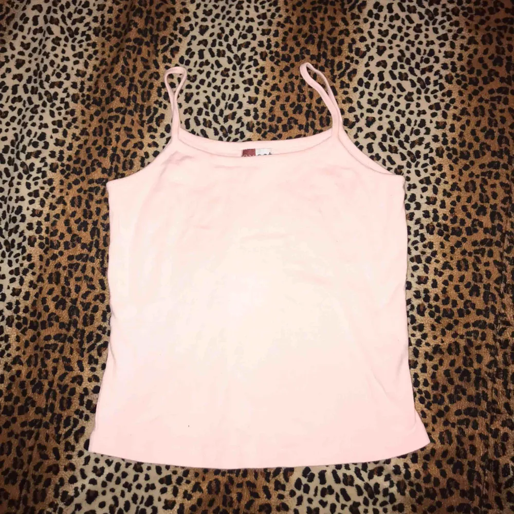 Ett super gulligt baby rosa linne köpt på loppis , linnet är i mycket fint skick✨🍓 Frakt 42kr eller så möts jag upp i Slussen🌻. Toppar.