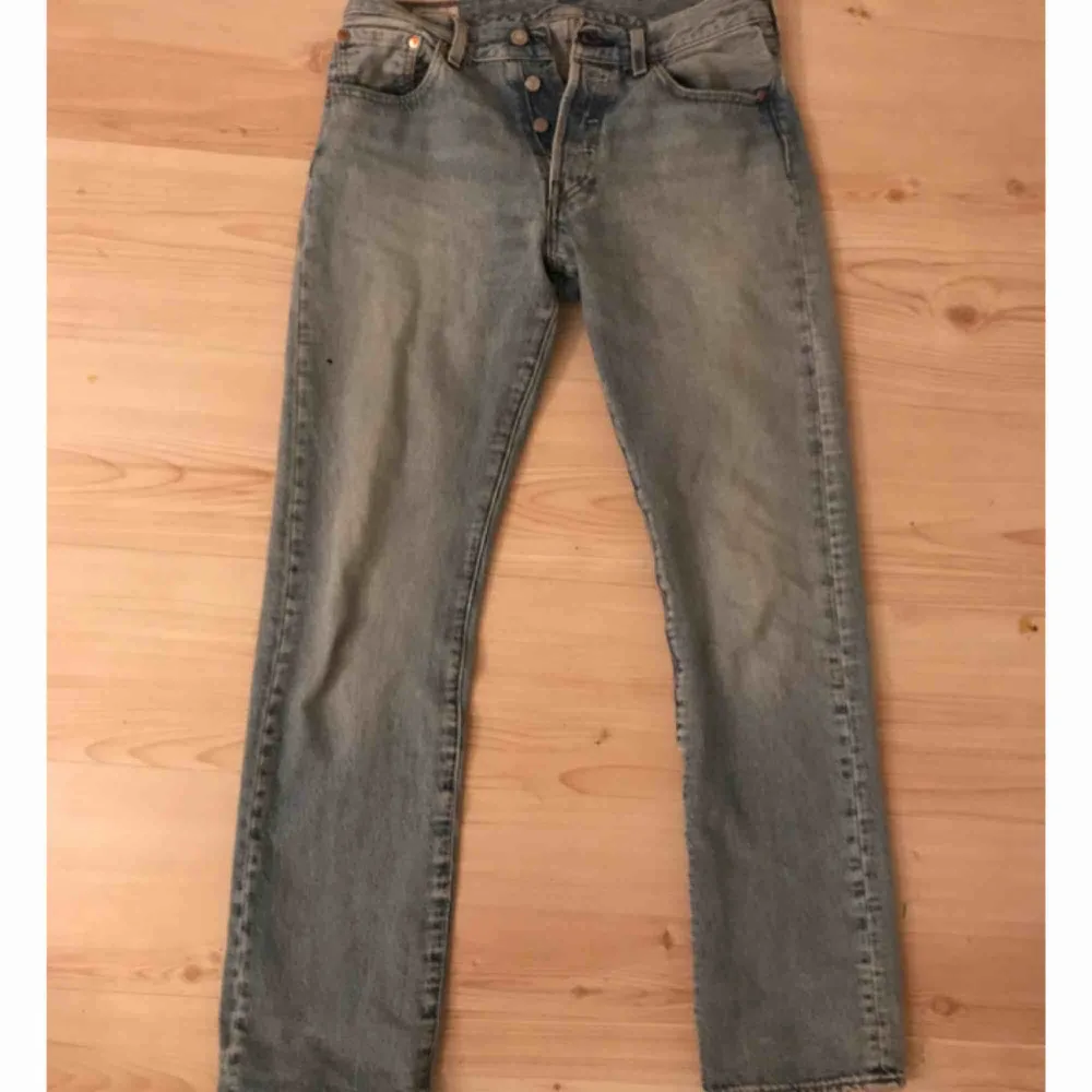 Riktigt snygga Levis 501 jeans i riktigt fint skick! . Jeans & Byxor.