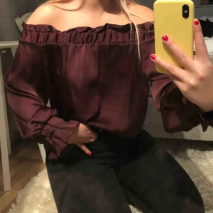  - Jättefin offshoulder blus i en vinröd/burgundy färg. Aldrig använd, köpt från Gina tricot. Blusen har utgått i sortiment. Köpt för 299