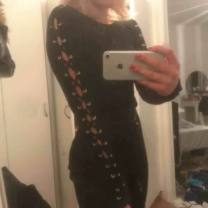  - Svart ribbad tröja med snörning längst armarna. Snygg men inte riktigt min stil så ligger bara och tar plats 🤪