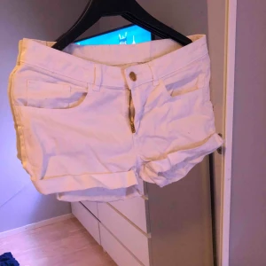  - Jeansshorts, fint skick Hämtas i Söråker eller står köparen för frakten  Har swish 
