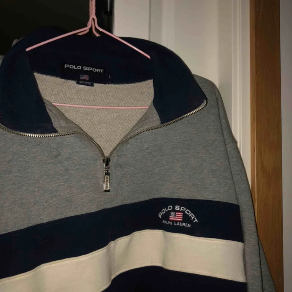 Supersnygg vintage zip-tröja från Ralph Laurent! Startbudet är på 180kr. (Rea gäller ej)💖Det är bara att höra av sig om du har någon fråga💖 pris kan diskuteras. Hoodies.