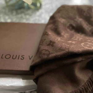  - louis vuitton scarf sjal. ull/silk. köpt på vestiaire. mattraktiv färg som inte löngre finns i butik. I mkt gott använt skick.   Kommer med kvitto och lappar från vestiaire.  swish och skickas med skicka lätt 