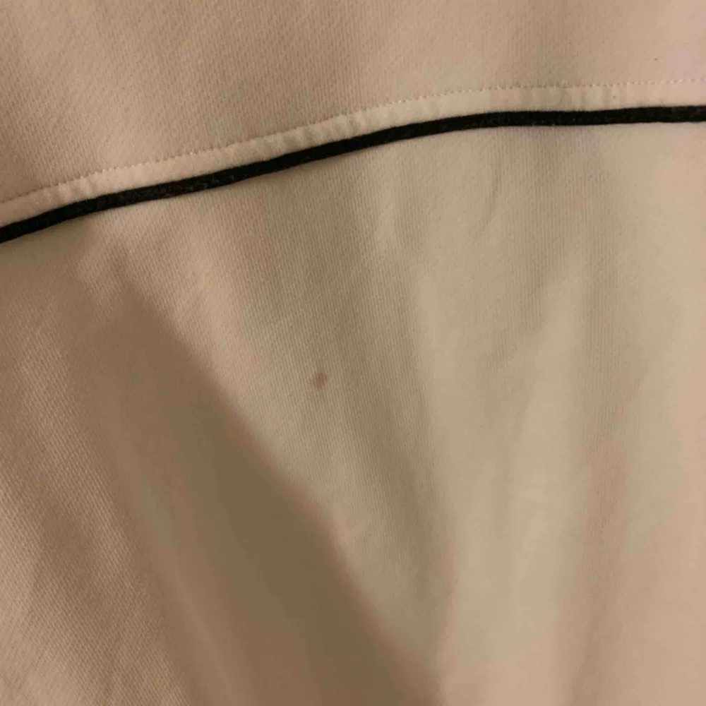 Gosha X adidas tröja i storlek XL, köpt på tokio 7 i New York för ca ett år sen. Fint skick förutom en pytteliten fläck på framsidan som säkert går bort i tvätten. Frakt tillkommer . Tröjor & Koftor.