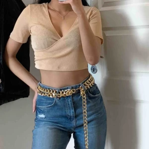  - Slutsåld top från Zara .passar xs-s.frakt tillkommer