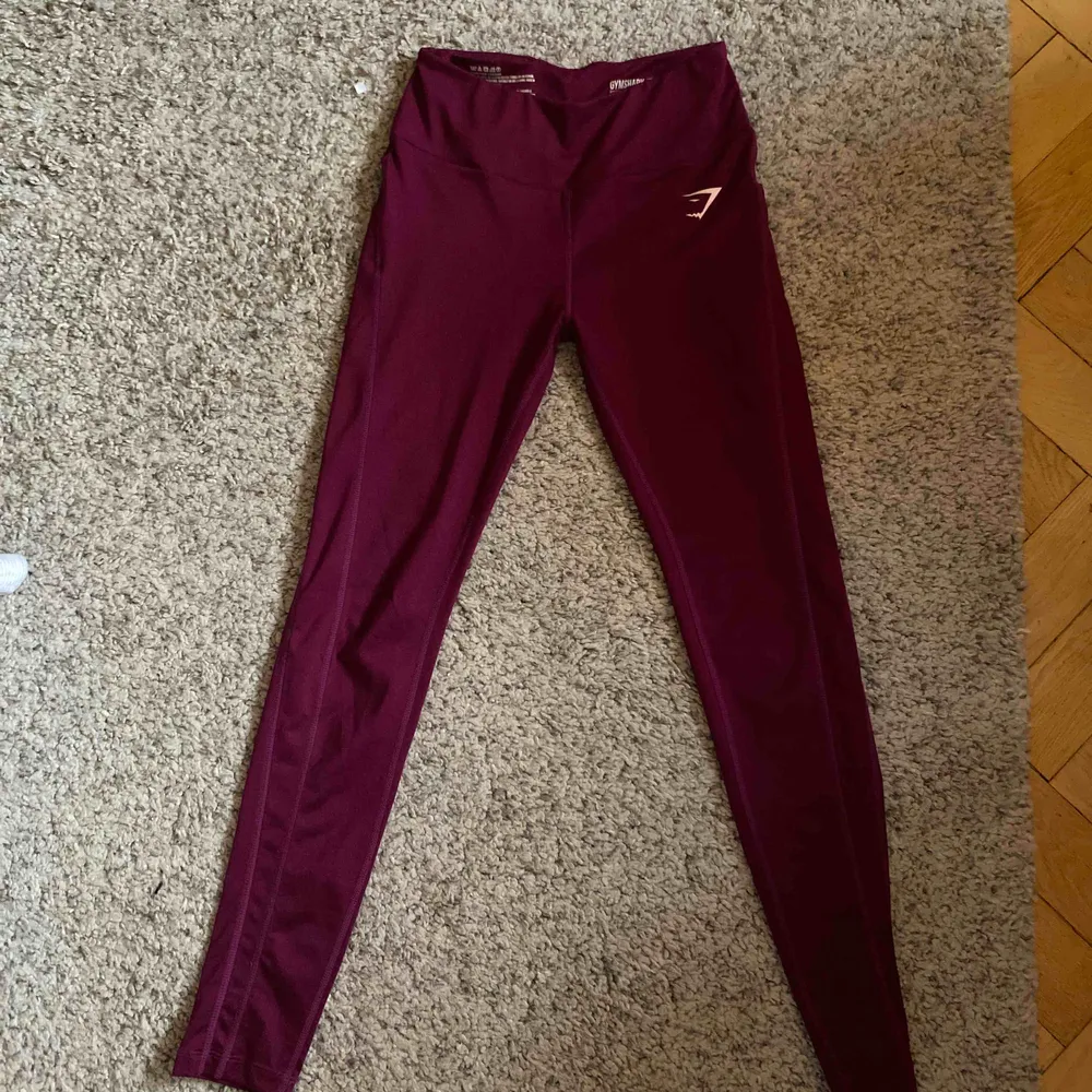 Tights från Gymshark sparsamt använda lite noppriga av tvätt  Färg: lila . Övrigt.