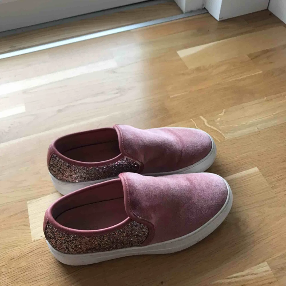 Rosa skor som köptes i början av förra året när jag var i London. Jag har inte använt de så mycket bara ett fåtal gånger. Det är i bra skick förutom lite slit vid sidan.. Skor.
