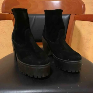  - Boots i mocka storlek 41. Ser lite smutsiga ut på bild men det är pga att dem dammat på vinden för länge, går att ta bort med lite vård.  Finns att hämta i spånga alternativt mötas runt Östermalm. Köpta på Scorett för ett par år sen. 