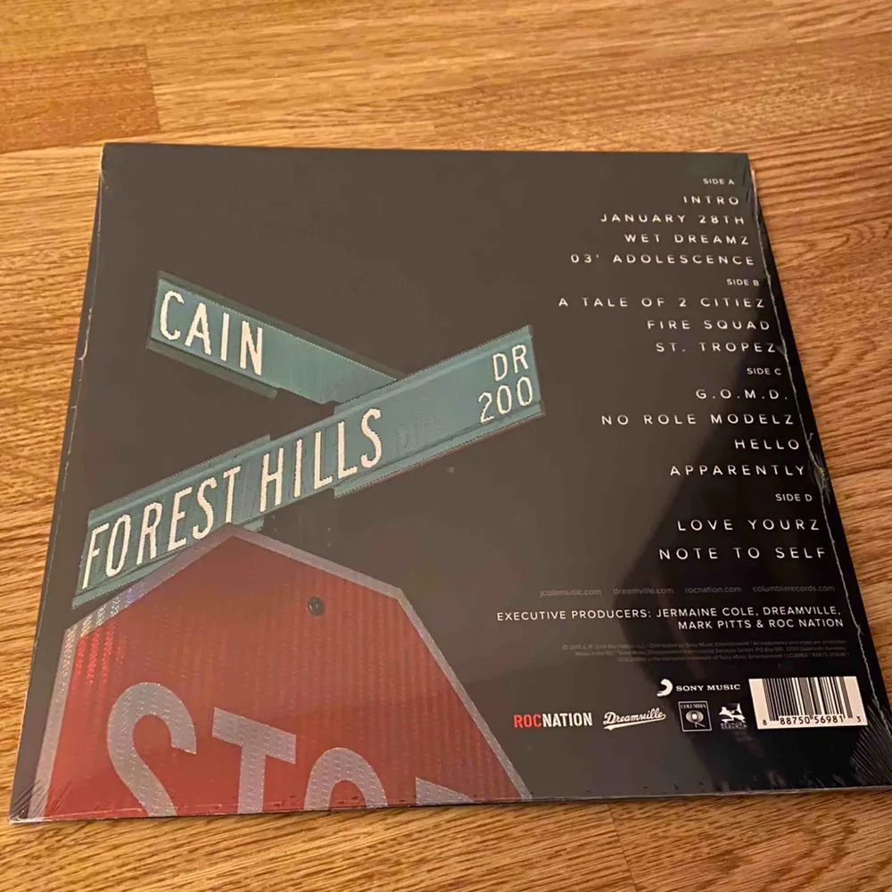 J.Cole 2014 Forest Hills Drive vinyl, 2 LP-skivor. Helt ny med oöppnat sigill, säljes då jag fick dubbletter i julklapp.   Köparen betalar frakt.. Övrigt.