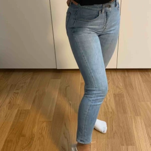  - Tiger of sweden Lea Jeans i Straight modell. Storlek 24/30.  Fint skick, sparsamt använda!   Frakt tillkommer! 