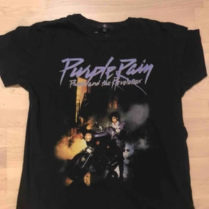  - T-shirt med coolt tryck  Stl L men sitter mer som en M