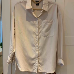  - Snygg offwhite skjorta i viskos, aldrig använd. Rak modell. 