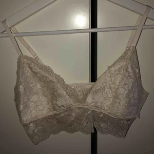  - Vit snygg spetstopp med gulddetaljer.  Använd en gång, som ny.