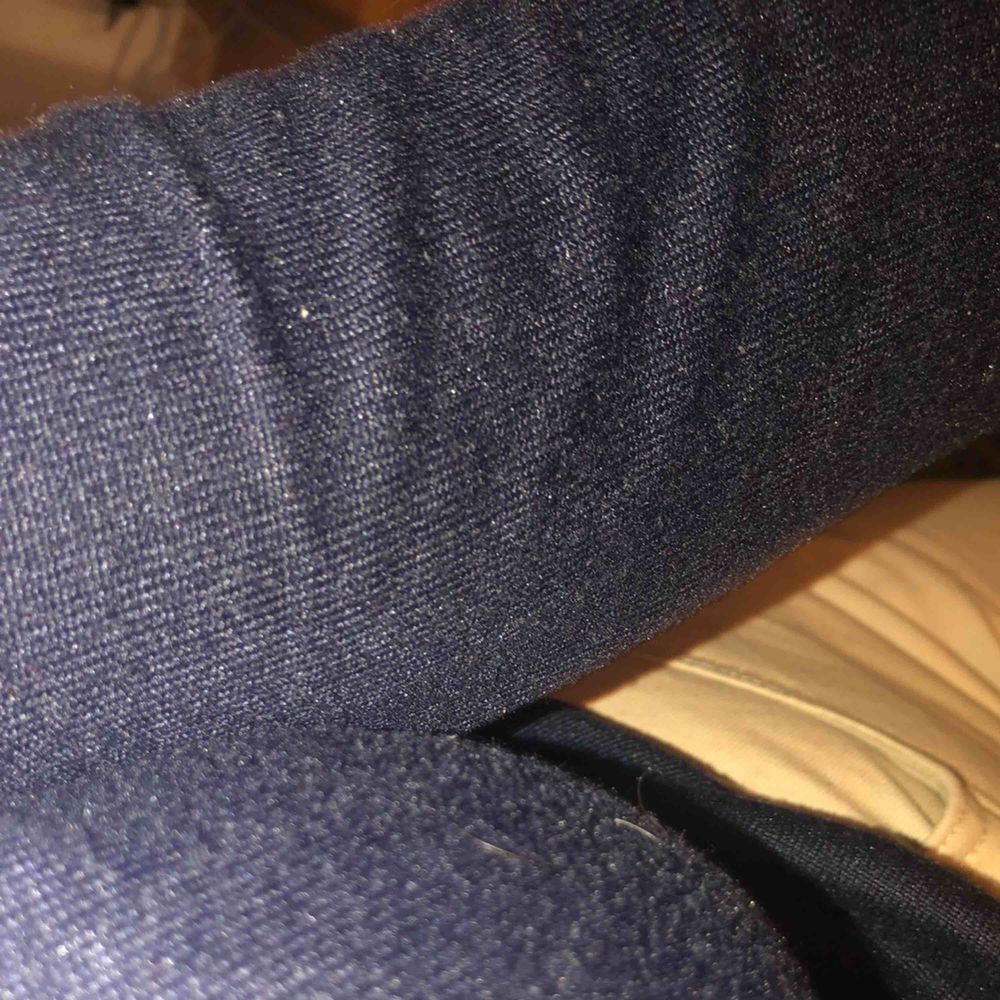 Stickad mörkblå långärmad tröja med knytning längst ner vid ärmarna. Mysig nu till vintern:) 2:a bilden visar bäst vilken färg den är!. Tröjor & Koftor.