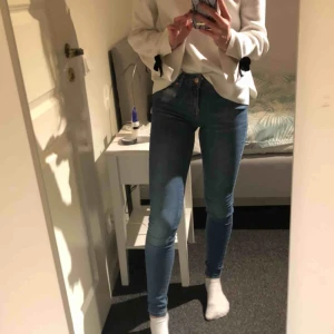  - Ljusblå tajta jeans från Gina Tricot. Köpte för ca 2 år sedan för 300kr. Modellen heter Lisa. Mellanhöga i midjan & bra längd på mig (167)