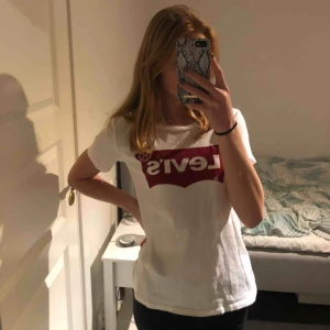 Levis t shirt - Vanlig T-shirt från Levis. Köptes för 300kr sommaren 2017. Väldigt bra skick, använd sällan