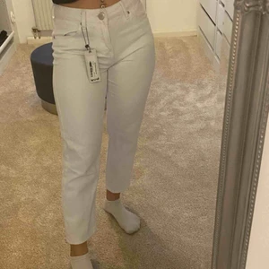  - Säljer mina snygga vita jeans från boohoo, aldrig använda. Storleken är 36 men skulle nog säga att den sitter som en 34. Köparen står för frakt