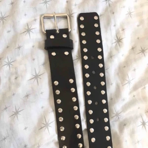  - Väldigt coolt bälte i superbra kvalité, precis som ny förutom att jag har gjort ett extra hål i det men syns knappt. Frakt tillkommer 🚚💕