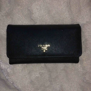  - Jättefin prada plånbok jag aldrig använt, och som har ett äkthetskort. Fick den som present och har tappat bort boxen så vet dessvärre inte om den är äkta, kan därför tänka mig att gå ner i pris