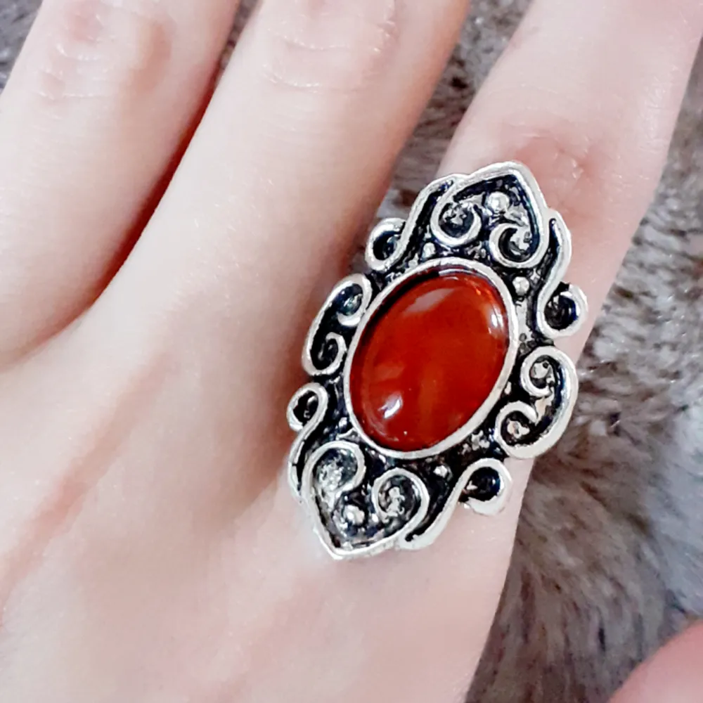 Ovanlig ring i vintagestil med röd sten❤Material:assorted natural stone,vintage silver plated,alloy. Märke: 5starjewelry.. Accessoarer.