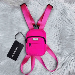  - Såå cool neonrosa väska från Prettylittlething, helt ny med lapp kvar. Frakt ingår i priset💞