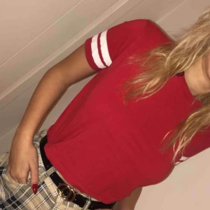  - Vanligt röd t-shirt med två vita band på armarna. Säljs pågrund av utrensning av garderob 