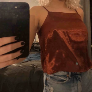  - Topp från Nakd i brons/orange-aktig färg :)  Kan mötas upp eller posta då köparen står för frakten! 