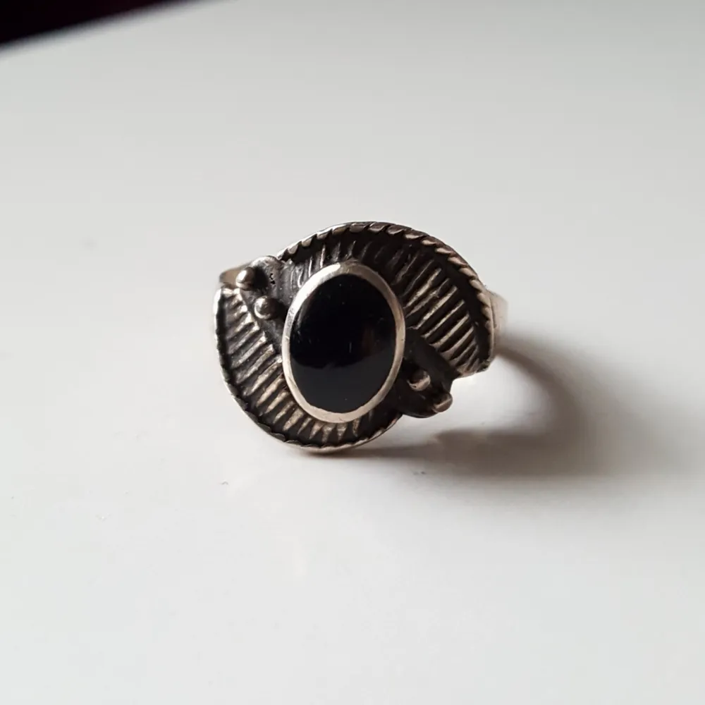 Vintage ring med svart sten. Vet inte material, kan vara silver. Fraktkostnad bli 22kr.. Övrigt.