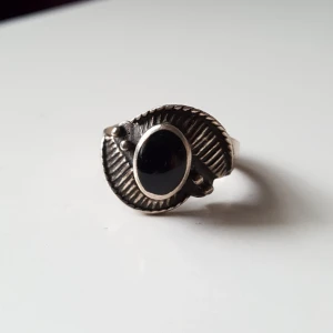  - Vintage ring med svart sten. Vet inte material, kan vara silver. Fraktkostnad bli 22kr.