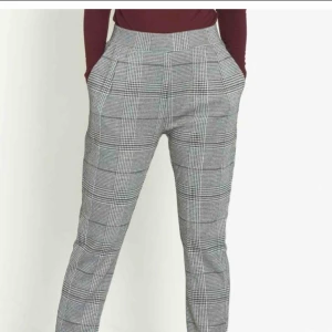  - Rutiga byxor från lager 157, använd ett fåtal gånger. Säljes pga passar inte mig.   Bild från hemsidan då jag inte är hemma just nu. Mer bilder läggs till!