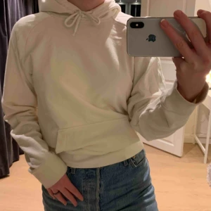  - Vit (benvit inte kritvit) hoodie från herravdelningen på hm i storlek xs. Har ficka på magen. Är i bra skick och passar för de flesta damstorlekarna.