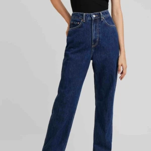  - Använda fåtal gånger pga fel storlek jeans weekday row w28. Kan skicka fler bilder på jeansen men som ni ser är min kamera inte särskilt bra, därav den lånade bilden (som är på exakt de jeansen jag säljer från hemsidan jag köpte dem på) 