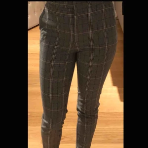  - Jättefina rutiga kostymbyxor från Zara. Väldigt sällan använda och sitter jätte fint. Använder så sällan så tänkte sälja dem ist!💘💘