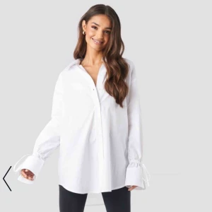  - Väldigt snygg och populär skjorta från Nakd! Jätte snygg detalj vid slutet av armen! Nypris 400kr!