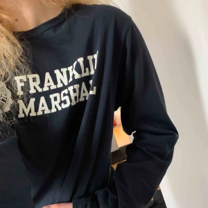  - egenklippt crop top av franklin & marshall! mysiga långa ärmar och snyggt print 💥💥