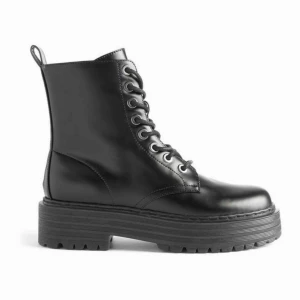  - Dr Martens liknande kängor, köpta i London i april och endast använda 2-3 gånger! Frakt tillkommer på 56kr
