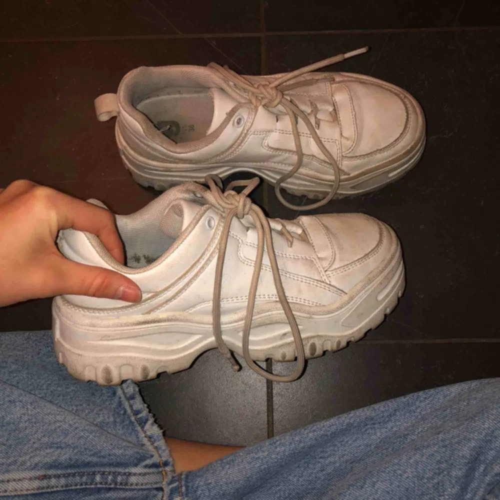 Fina skor från Gina Tricot, tvättar dem innan de skickas ifall någon vill köpa!! Köparen står för frakten. Skor.